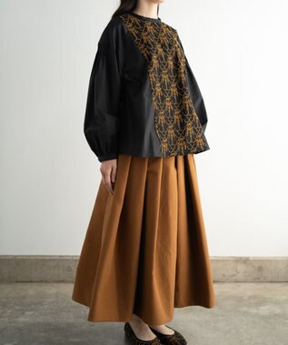 muuc 〈遠州織物の工場で織られた上質なコットン生地〉イラカ刺繍切り替え ボリューム袖 プルオーバーブラウス ブラック