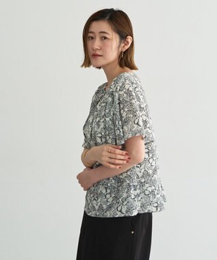 YECCA VECCA ラインフルーツ柄ラッフルブラウス Black