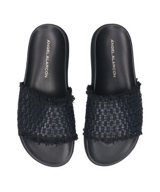 INTER-CHAUSSURES 【ANGEL ALARCON】フットベッドラフィアスライドサンダル ブラック雑材