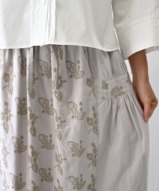 muuc 〈コットン100%〉〈綿ローン生地〉〈ふんわり柔らかな肌触り〉梅小花刺繍 ギャザースカート ライトグレー