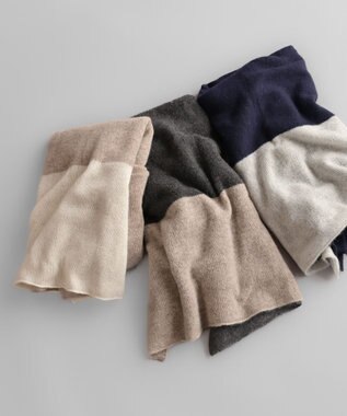 AND WOOL 〈上質な素材と手仕事から生まれた優しいニット〉カシミヤ100%の大判ストール（ツートンカラー） チャコール×ベージュ
