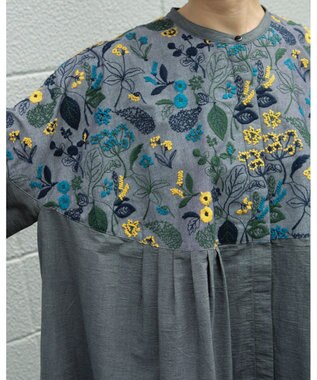 muuc 筆記帳刺繍ヨーク切り替えワンピース〈国産・muucオリジナル総柄刺繍〉〈オーガニック綿〉〈前開き・羽織にも〉〈3シーズン春夏秋〉 ネイビー