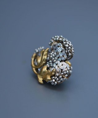 monshiro シュウメイギクビジュー ピアス ホワイト×シルバー