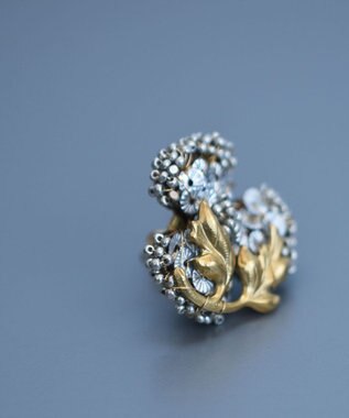 monshiro シュウメイギクビジュー ピアス ホワイト×シルバー