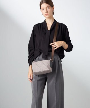 Y'SACCS ストリームラインポシェット