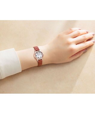 CITIZEN 【クラシカルなソーラーテックモデル】小ぶりなケースに赤いバンドがアクセントの腕時計 ピンクゴールド