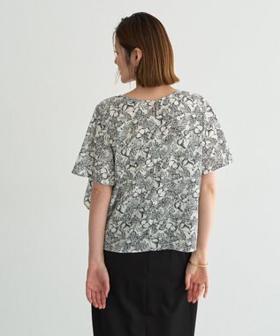 YECCA VECCA ラインフルーツ柄ラッフルブラウス Black