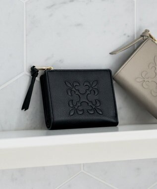 russet エンボスモノグラムハーフウォレット(SO-437)