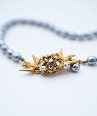 monshiro 【ガラスパール/スワロフスキー】ハナビワトトリショート ネックレス シルバーグレー