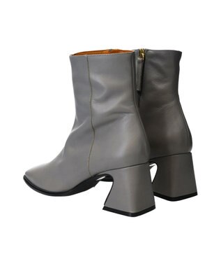 INTER-CHAUSSURES 【ANGEL ALARCON】フレアヒールセンターシームショートブーツ ライトグレー