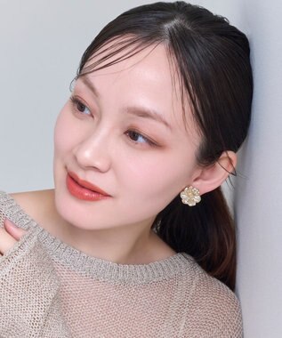 Phoebe フレグラントフラワーメタルイヤリング ゴールド