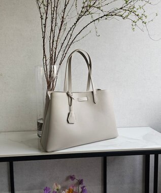 style code 【MERCURYDUO/マーキュリーデュオ】通勤、通学、リクルート両アオリポケットA4トートバッグ　キーチャーム付 グレージュ