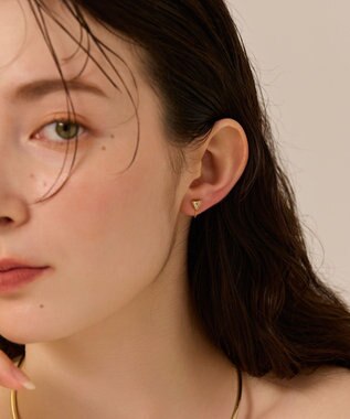 Phoebe 〈金属アレルギー対応/痛くないシリーズ〉モダントライアングルライトフィットイヤリング　ゴールド/ニッケルフリー ゴールド