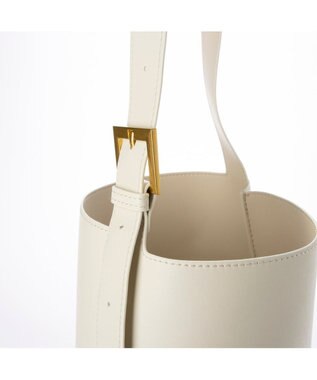 UNBILLION カシュカシュ cachecache / アシンメトリーバックル付きホーボーバッグ アイボリー