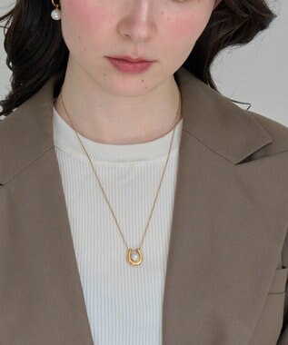 Phoebe 〈金属アレルギー対応〉メタリックパールホースシューネックレス　ゴールド　ステンレス/馬蹄/蹄鉄/ラッキーモチーフ/ギフト/プレゼント/大ぶり ゴールド