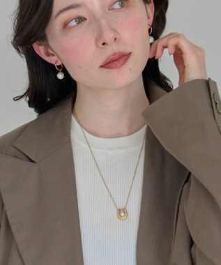 Phoebe 〈金属アレルギー対応〉メタリックパールホースシューネックレス　ゴールド　ステンレス/馬蹄/蹄鉄/ラッキーモチーフ/ギフト/プレゼント/大ぶり ゴールド