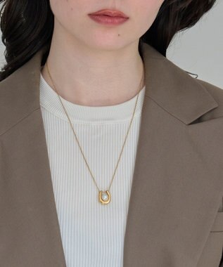 Phoebe 〈金属アレルギー対応〉メタリックパールホースシューネックレス　ゴールド　ステンレス/馬蹄/蹄鉄/ラッキーモチーフ/ギフト/プレゼント/大ぶり ゴールド