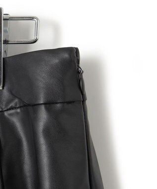 23区 【洗える】フェイクレザーパンチング フレアスカート ブラック系