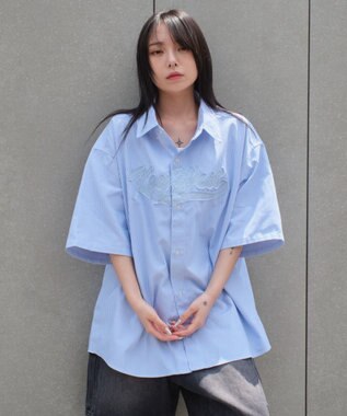 WEGO 【ユニセックス着用ITEM】オックスフォードダメージアップリケシャツ（SS） ブルーストライプ