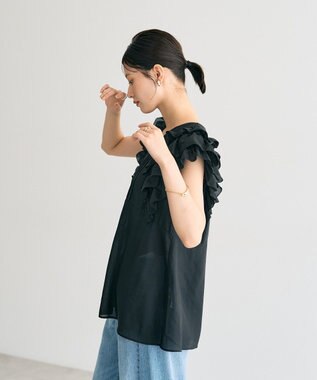 YECCA VECCA ラッフルVネックブラウス Black