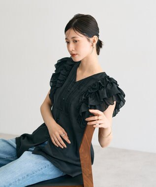 YECCA VECCA ラッフルVネックブラウス Black