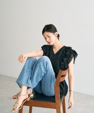 YECCA VECCA ラッフルVネックブラウス Black