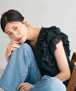 YECCA VECCA ラッフルVネックブラウス Black