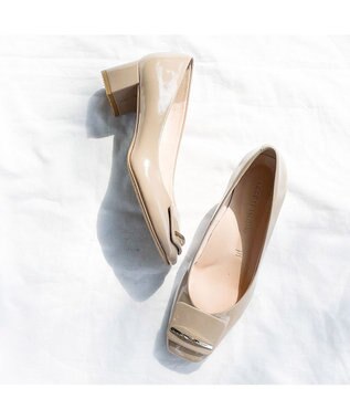 MODE ET JACOMO <MODE ET JACOMO>【レイン対応】バックルモチーフスクエアトゥパンプス ベージュエナメル
