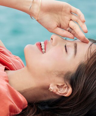 Tiaclasse 小ぶりパール付きピアス ゴールド