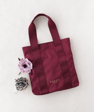 TOCCA 【アップサイクルコサージュ付き・美香＆Lovécoコラボ・数量限定・A4サイズ対応】FLOWER IN HEART BAG バッグ ボルドー×カーネーション