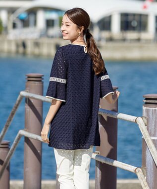Tiaclasse 【小倉優子さん着用・洗える】パンチングレース配色チュニック ネイビー×オフホワイト