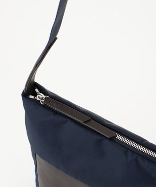 Y'SACCS リサイクルナイロン×カウレザー ラップポシェット ネイビー