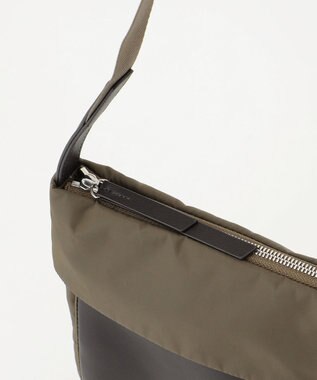 Y'SACCS リサイクルナイロン×カウレザー ラップポシェット カーキ