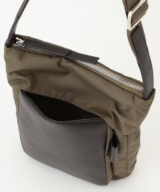 Y'SACCS リサイクルナイロン×カウレザー ラップポシェット カーキ