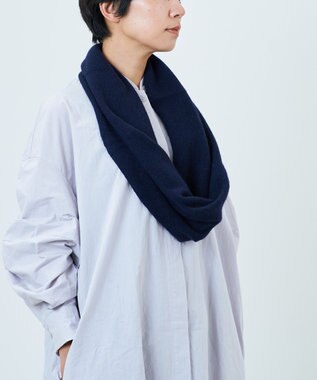 AND WOOL 〈上質な素材と手仕事から生まれた優しいニット〉カシミヤ100%のスヌード ネイビー