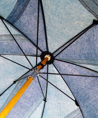 +RING 【限定/日本製】プラスリング 晴雨兼用傘（長ショート）BLU denim-like pattern-chestnut handle SR224 青