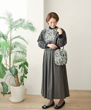 muuc 〈心地よいコットン・シアサッカー生地〉筆記帳刺繍ノーカラー左肩開きブラウス グレー