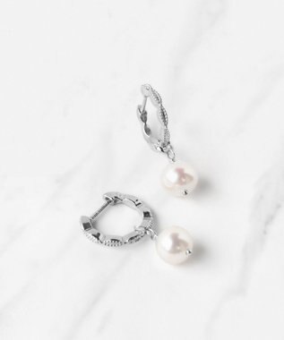 TOCCA 【WEB限定】DAISY PETAL HOOP PIERCED EARRINGS K10ホワイトゴールド 淡水パール 2WAYピアス ホワイトゴールド系