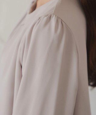 Tiaclasse 【洗える】ネックレス見えパーツ付きタックブラウス ベージュ