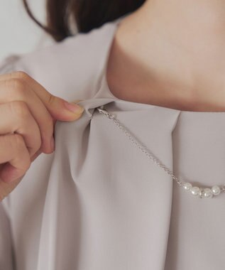 Tiaclasse 【洗える】ネックレス見えパーツ付きタックブラウス ベージュ