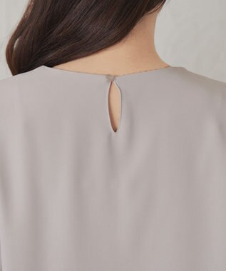 Tiaclasse 【洗える】ネックレス見えパーツ付きタックブラウス ベージュ