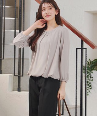 Tiaclasse 【洗える】ネックレス見えパーツ付きタックブラウス ベージュ