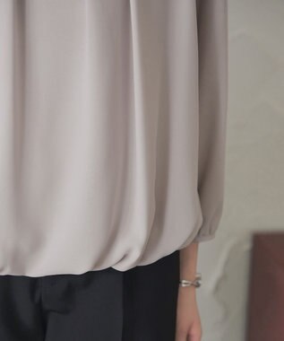 Tiaclasse 【洗える】ネックレス見えパーツ付きタックブラウス ベージュ