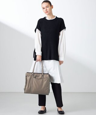 Y'SACCS 【ムック本掲載】ツイルナイロン　スクエアトート　Mサイズ グレージュ【web限定カラー】