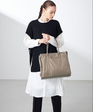 Y'SACCS 【ムック本掲載】ツイルナイロン　スクエアトート　Mサイズ グレージュ【web限定カラー】