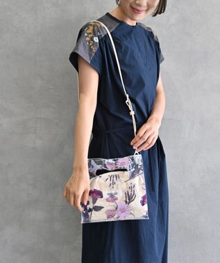 muuc 〈2WAY〉色糸花刺繍模様 ビニール生地 牛革ショルダー紐付き スクエアバッグ ホワイト