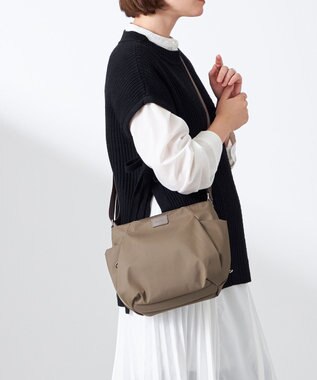 Y'SACCS 【ナイロンタフタ】トラベルショルダー mini ベージュ系その他