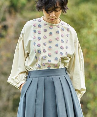 muuc 〈遠州織物の工場で織られた上質なコットン生地〉あじさい小花柄刺繍切り替え ボリューム袖 プルオーバーブラウス