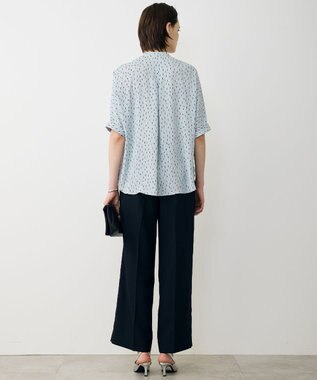 ICB L 【先行予約・WEB限定カラーあり】BackSatinAmunzen 5分袖バンドカラーブラウス サックスグレー×モチーフドット柄