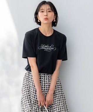 23区 【井波麻里衣さんコラボ】カリグラフィー 刺繍 Tシャツ ブラック×フロスト